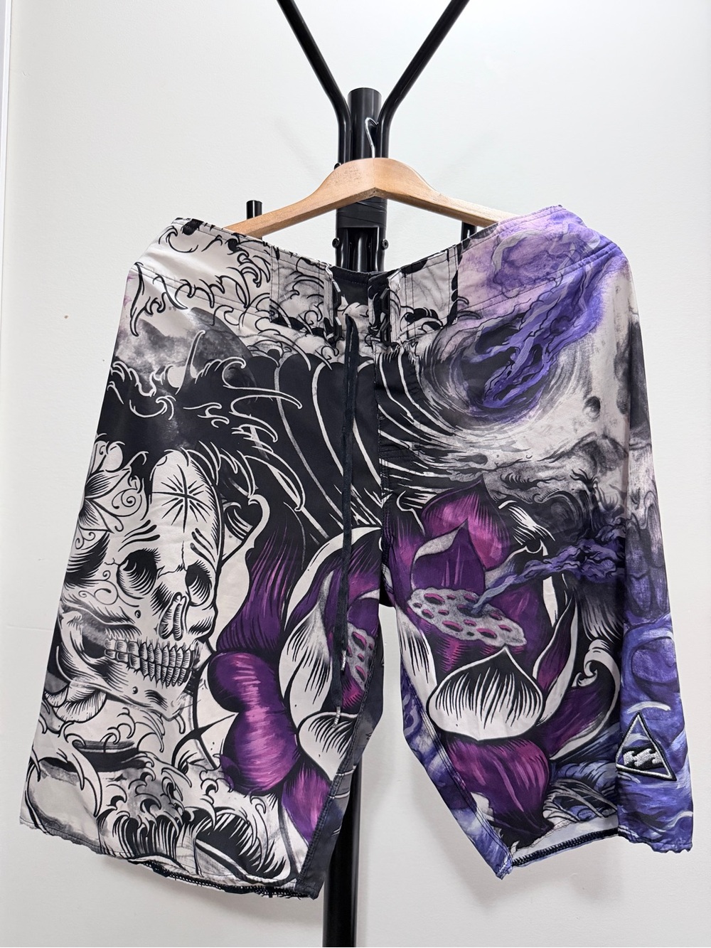 Billabong Graphic Skull & Lotus Board Shorts in Black, White & Purple SZ 34